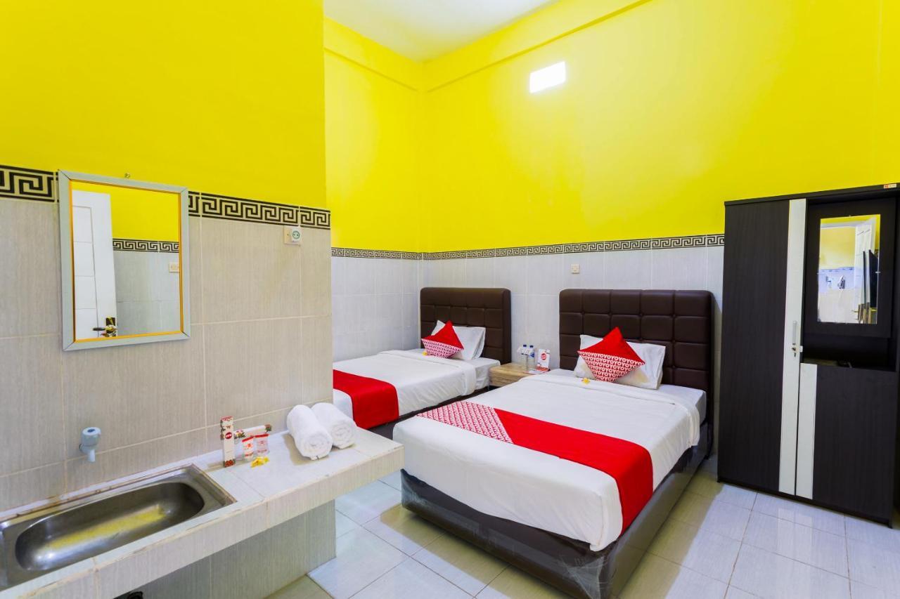 Oyo 1427 Azzahra Guest House Syariah Mataram Exterior photo