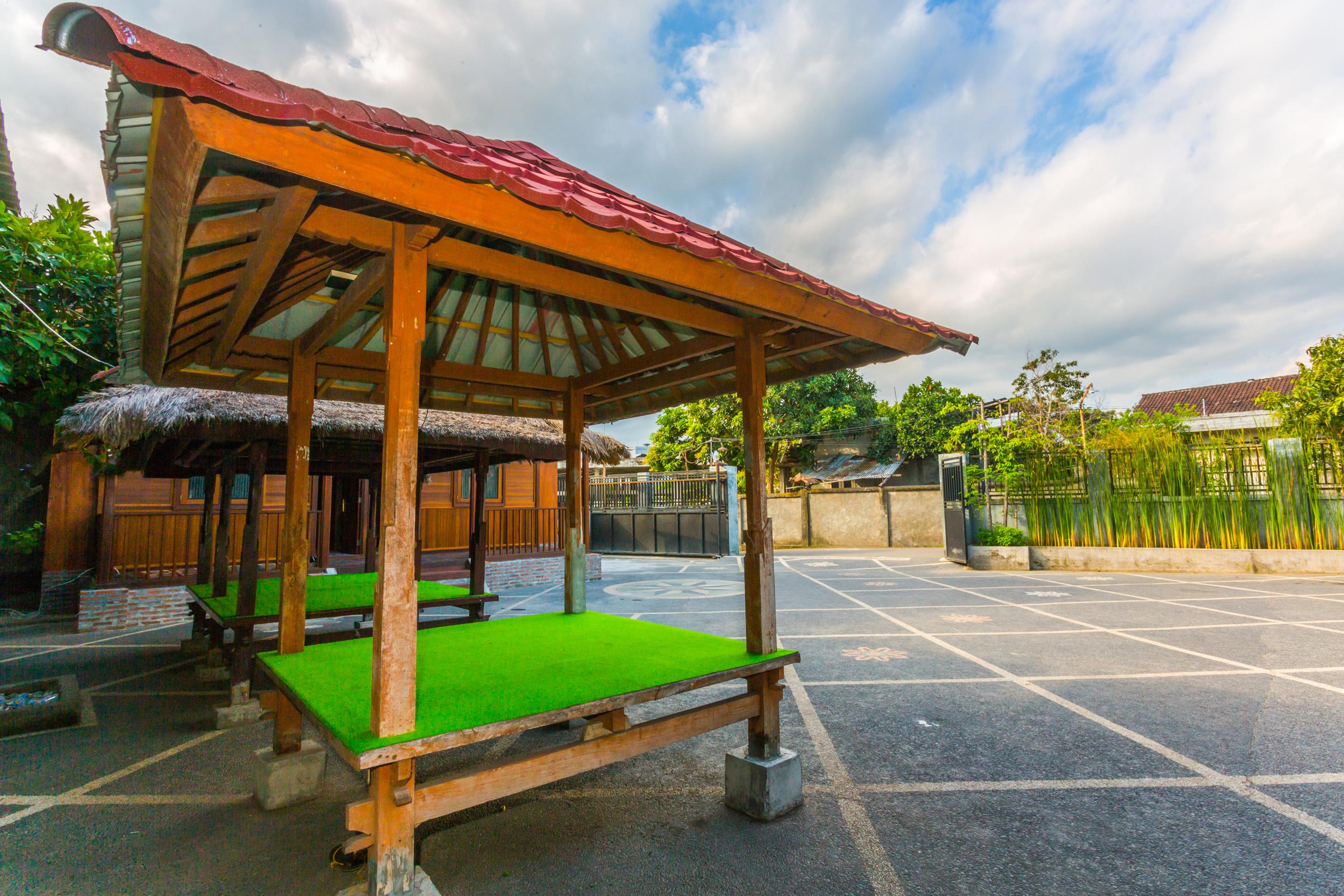 Oyo 1427 Azzahra Guest House Syariah Mataram Exterior photo